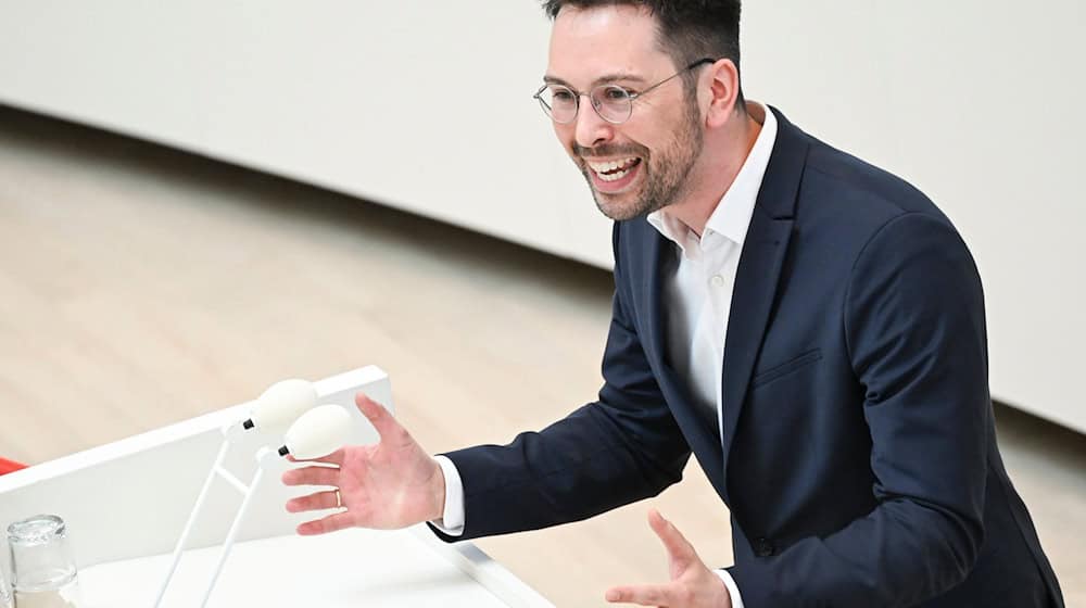 Der AfD-Landtagsabgeordnete Dennis Hohloch sorgte mit Äußerungen vor Grundschülern im Landtag für Empörung. Auch die Formate für Schüler sollen noch einmal überprüft werden. (Archivbild) / Foto: Jens Kalaene/dpa