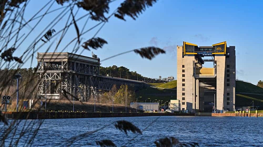 Das alte Schiffshebewerk feiert 90. Geburtstag. Rechts daneben ist die neue  Anlage zu sehen, die seit 2022 in Betrieb ist. (Archivbild) / Foto: Patrick Pleul/dpa