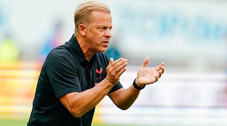 Trainer Markus Anfang vom 1. FC Kaiserslautern hielt sich mit Blick auf mögliche Neuzugänge bedeckt. / Foto: Uwe Anspach/dpa