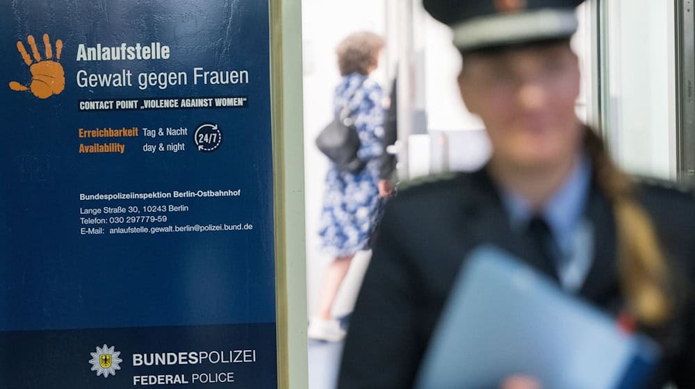 Die Polizeibeamtinnen, die am Berliner Ostbahnhof künftig für Frauen da sind, die Opfer häuslicher Gewalt wurden, haben sich freiwillig für diese Aufgabe gemeldet. / Foto: Sebastian Christoph Gollnow/dpa