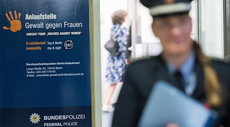 Die Polizeibeamtinnen, die am Berliner Ostbahnhof künftig für Frauen da sind, die Opfer häuslicher Gewalt wurden, haben sich freiwillig für diese Aufgabe gemeldet. / Foto: Sebastian Christoph Gollnow/dpa