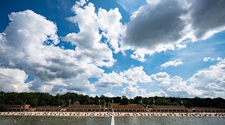 Wie geht es weiter mit dem legendären Strandbad? (Archivbild) / Foto: Fabian Sommer/dpa