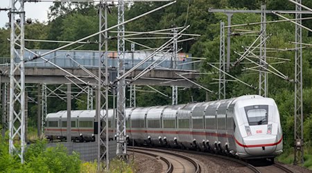 Ab Freitag gesperrt: Auf der Bahnstrecke zwischen Hamburg und Berlin soll vier Monate lang gebaut werden (Archivfoto).  / Foto: Soeren Stache/dpa