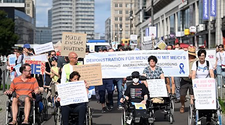 Mit Rollstühlen und auf dem Boden liegend haben rund 70 Menschen für die Sichtbarkeit von ME/CFS-Erkrankten demonstriert. / Foto: Soeren Stache/dpa