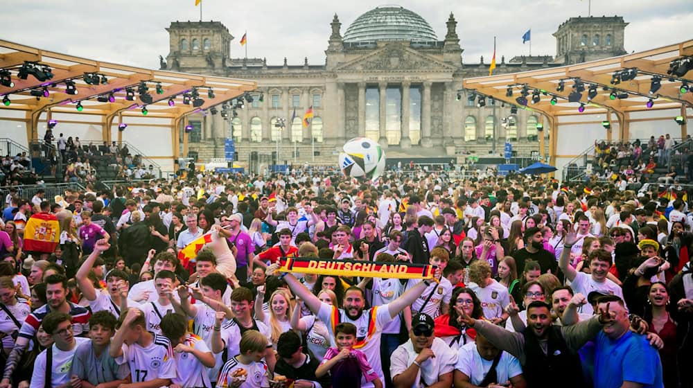 Während der Fußball-EM in Berlin kam es zu zehn rechtsextremistischen und rassistischen Vorfällen. (Archivbild) / Foto: Christoph Soeder/dpa