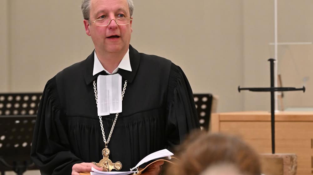 Ist beim Festakt zur Eröffnung des Garnisonkirchturmes in Potsdam dabei: der evangelische Landesbischof Christian Stäblein (Archivbild). / Foto: Bernd Settnik/dpa Pool/dpa