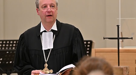 Ist beim Festakt zur Eröffnung des Garnisonkirchturmes in Potsdam dabei: der evangelische Landesbischof Christian Stäblein (Archivbild). / Foto: Bernd Settnik/dpa Pool/dpa