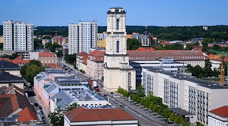 Stößt auch auf Protest: der wiedererrichtete Turm der Garnisonkirche in Potsdam (Archivbild). / Foto: Bernd von Jutrczenka/dpa