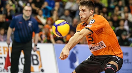 Nationalspieler Moritz Reichert ist wieder für die BR Volleys am Ball. / Foto: Andreas Gora/dpa