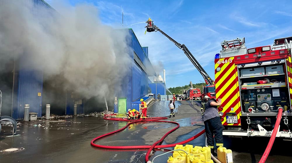 Der Brand in einer Halle einer Entsorgungsfirma in Königs Wusterhausen ist gelöscht.  / Foto: Julkian Stähle/dpa