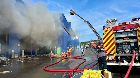 Der Brand in einer Halle einer Entsorgungsfirma in Königs Wusterhausen ist gelöscht.  / Foto: Julkian Stähle/dpa