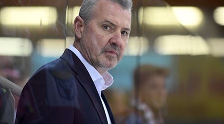 Am Montag leitete Serge Aubin das erste Mannschaftstraining der Eisbären Berlin nach der Sommerpause. / Foto: Michael Schwartz/dpa