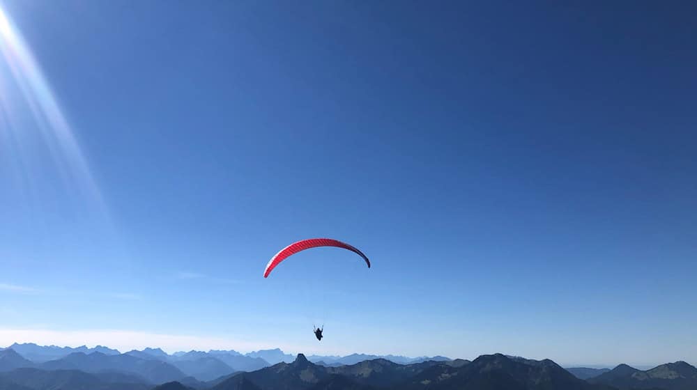 In Österreich ist es erneut zu einem tödlichen Unfall beim Gleitschirmfliegen gekommen. (Archivbild) / Foto: Katrin Requadt/dpa