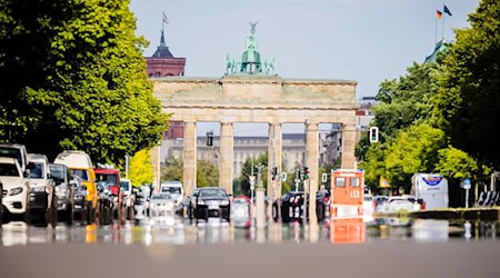 Am Freitag und Samstag soll es heiß werden in Berlin und Brandenburg. (Symbolbild) / Foto: Christoph Soeder/dpa