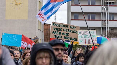 Eine Demonstration in der Lausitz-Stadt Forst gegen Rassismus im Februar 2024. (Archivfoto) / Foto: Frank Hammerschmidt/dpa