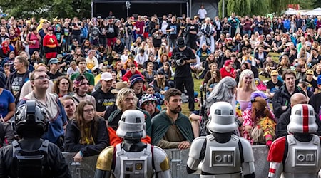 Fantasy-Fans und Comic-Liebhaber feiern beim Elbenwald-Festival in Cottbus. / Foto: Frank Hammerschmidt/dpa