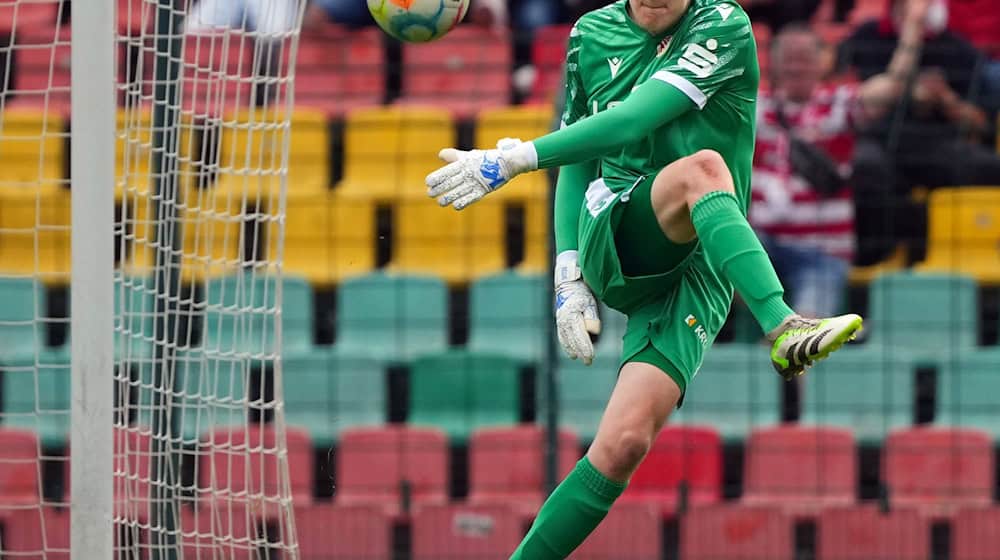 Elias Bethke hat einen neuen Vertrag in Cottbus unterschrieben. / Foto: Soeren Stache/dpa