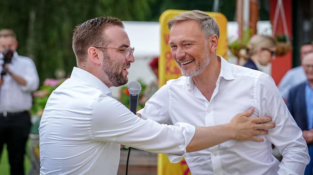 Fordert Teilnahme der FDP an Fernsehdebatte: Brandenburgs FDP-Spitzenkandidat Zyon Braun (links). Kritik kommt auch vom Bundesvorsitzenden Christian Lindner. (Archivbild) / Foto: Kay Nietfeld/dpa