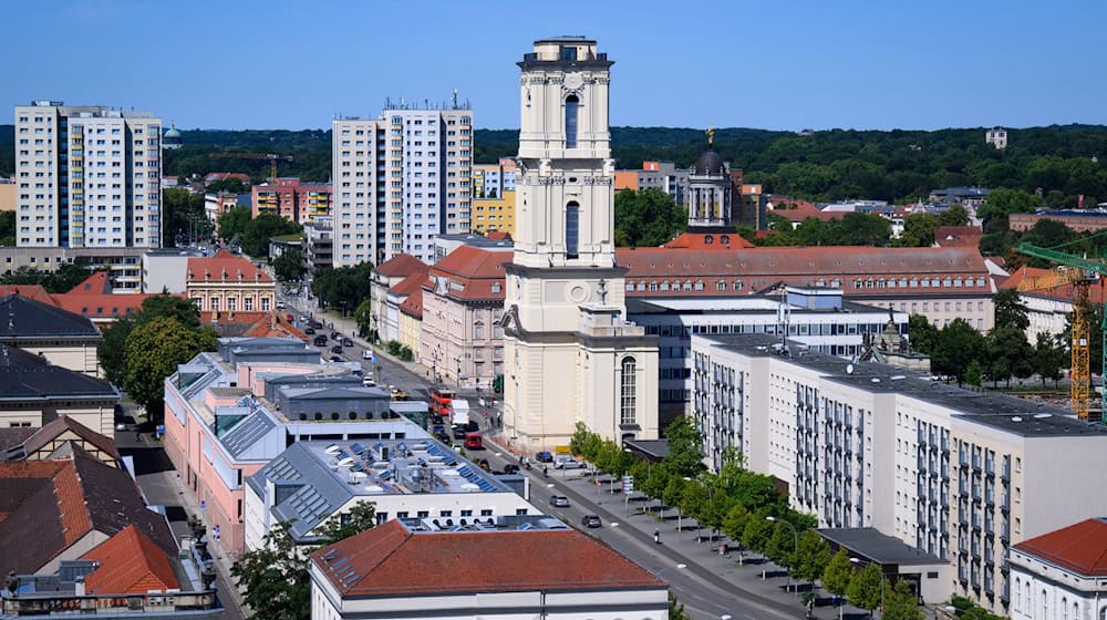 Die Garnisonkirche in Potsdam ist ein prägendes Bauwerk und zugleich Jahre langes Streitobjekt. Der wieder errichtete Kirchturm wird in wenigen Wochen eröffnet und ist dann für Besucher zugänglich. (Archivbild) / Foto: Bernd von Jutrczenka/dpa