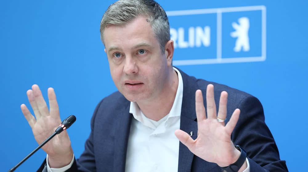 Finanzsenator Stefan Evers fordert, bei der Diskussion um Einsparungen im Haushalt dürfe es keine Tabus geben. (Archivbild)  / Foto: Jörg Carstensen/dpa