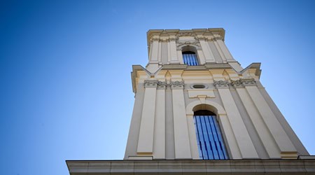 Der Turm der Garnisonkirche ist mit Farbe beschädigt worden. (Archivfoto) / Foto: Bernd von Jutrczenka/dpa