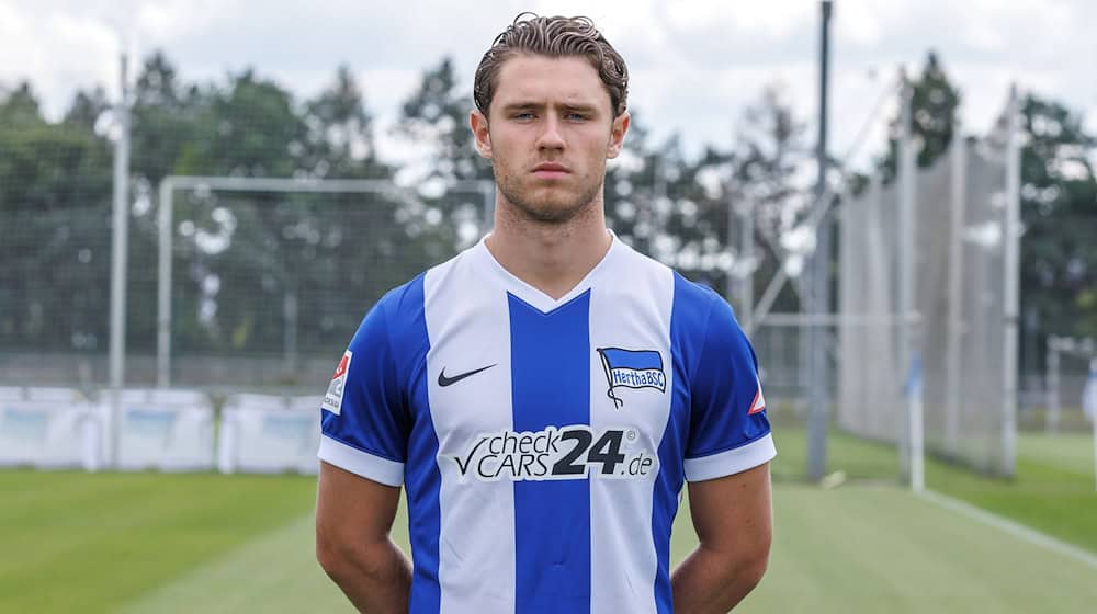 Linus Gechter steht für den Berliner Weg der Hertha.  / Foto: Andreas Gora/dpa