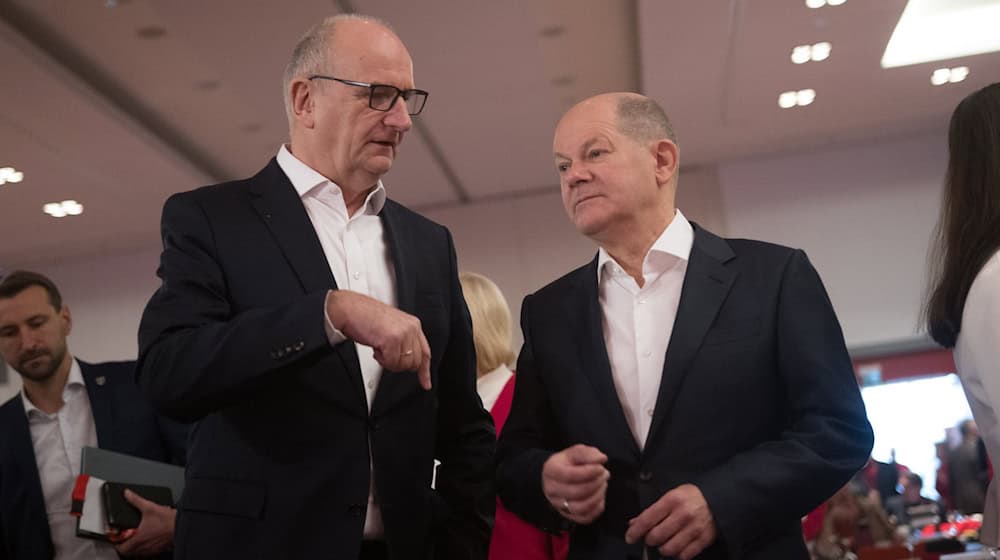 Bei einer früheren Wahlkampfveranstaltung der SPD Brandenburg: Ministerpräsident Dietmar Woidke und Kanzler Olaf Scholz (Archivbild). / Foto: Sebastian Christoph Gollnow/dpa