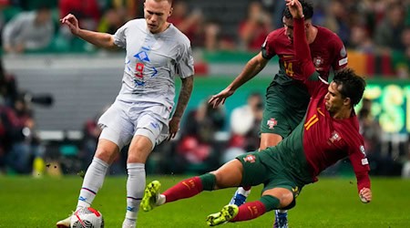 Jon Dagur Thorsteinsson (l) kommt aus Belgien nach Berlin. / Foto: Armando Franca/AP