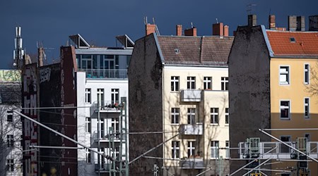 Im Schnitt kostete ein Quadratmeter in einer Berliner Eigentumswohnung 2023 etwas weniger als im Vorjahr. / Foto: Monika Skolimowska/dpa