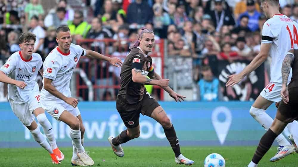 Jackson Irvine forderte nach der Auftakt-Niederlage für den FC St. Pauli, weniger naiv zu sein. / Foto: Gregor Fischer/dpa