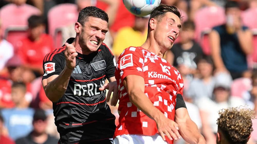 Robin Gosens (l) wird für den 1. FC Union Berlin so schnell kein Kopfballduell mehr bestreiten. / Foto: Torsten Silz/dpa