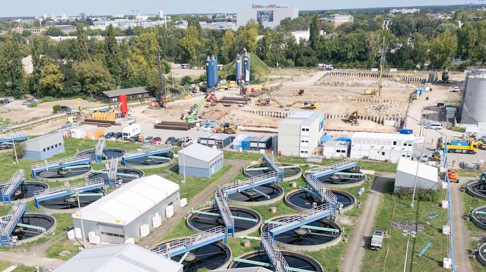 Das Klärwerk Ruhleben wird um zwei weitere Anlagen ausgebaut.  / Foto: Sebastian Christoph Gollnow/dpa