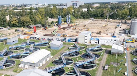 Das Klärwerk Ruhleben wird um zwei weitere Anlagen ausgebaut.  / Foto: Sebastian Christoph Gollnow/dpa