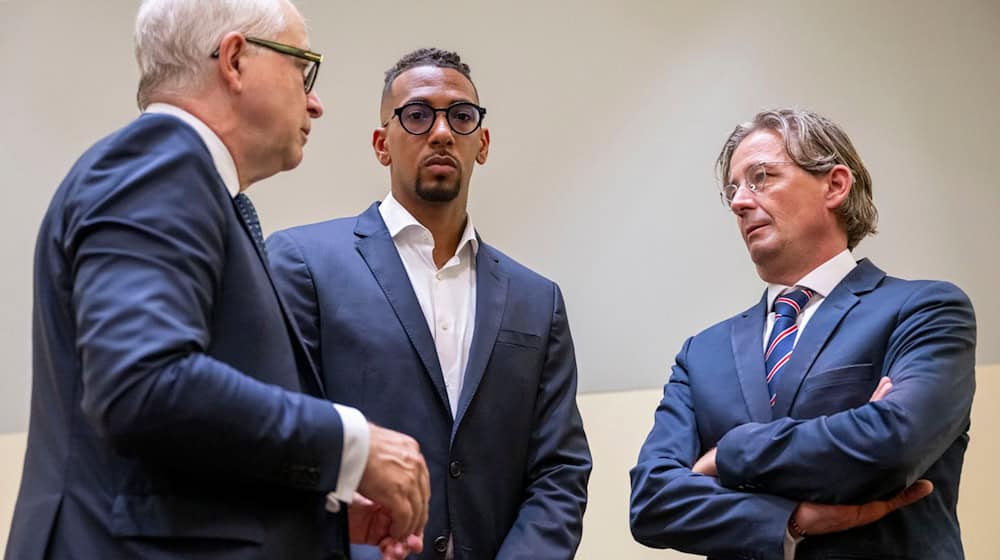 Ein Berliner Gericht prüft eine Klage gegen Ex-Fußball-Nationalspieler Jérôme Boateng wegen Äußerungen über eine Ex-Partnerin. (Archivbild)  / Foto: Peter Kneffel/dpa
