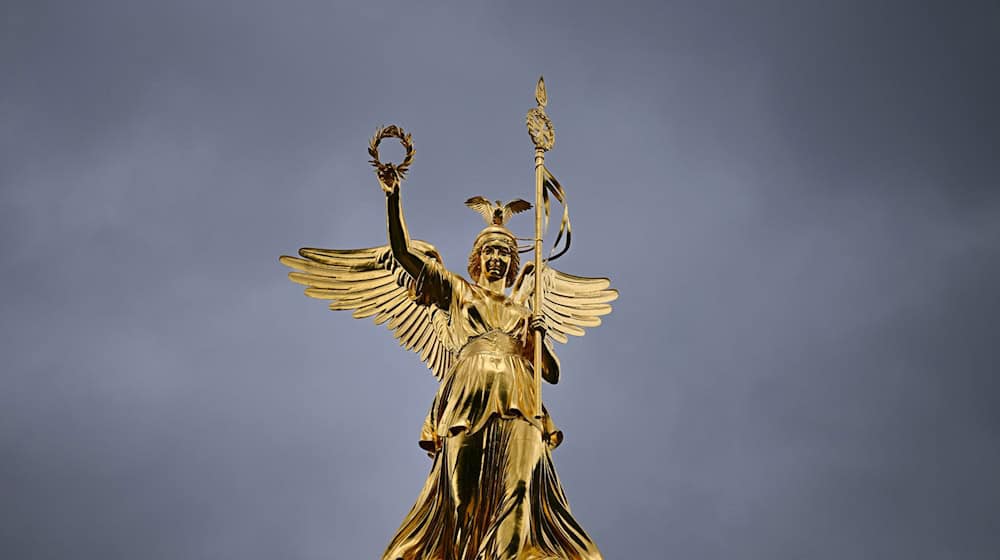 Die «Goldelse» auf der Siegessäule ist mehr als acht Meter hoch. (Archivbild) / Foto: Soeren Stache/dpa