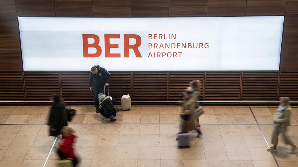 Am Flughafen BER fand eine Protestaktin der Klima-Initative Letzte Generation statt. (Archivbild) / Foto: Paul Zinken/dpa