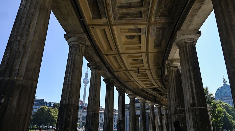 Der letzte Abschnitt des historischen Säulengangs an der Musuemsinsel ist wieder im Originalzustand aus dem 19. Jahrhundert.  / Foto: Jens Kalaene/dpa