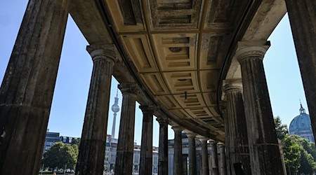 Der letzte Abschnitt des historischen Säulengangs an der Musuemsinsel ist wieder im Originalzustand aus dem 19. Jahrhundert.  / Foto: Jens Kalaene/dpa