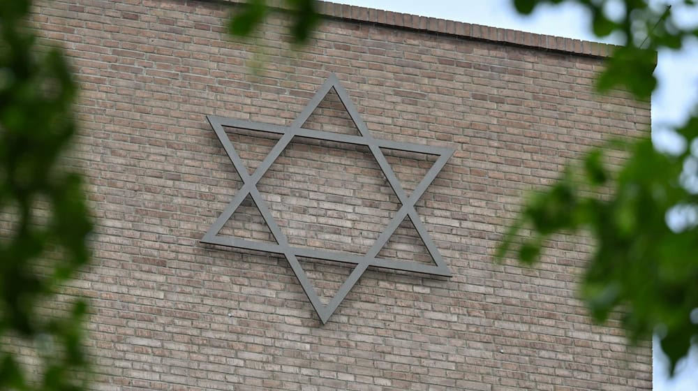 Nicht nur sichtbare jüdische Symbole und Synagogen sind in Deutschland Ziele antisemitischer Straftaten. (Archivbild) / Foto: Patrick Pleul/dpa