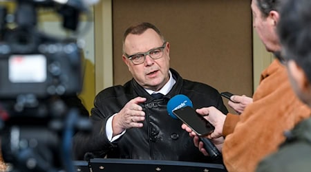 Brandenburgs Innenminister Michael Stübgen (CDU) verstärkt den Druck auf Flüchtlinge ohne Aufenthaltsgenehmigung. (Archivfoto) / Foto: Jens Kalaene/dpa