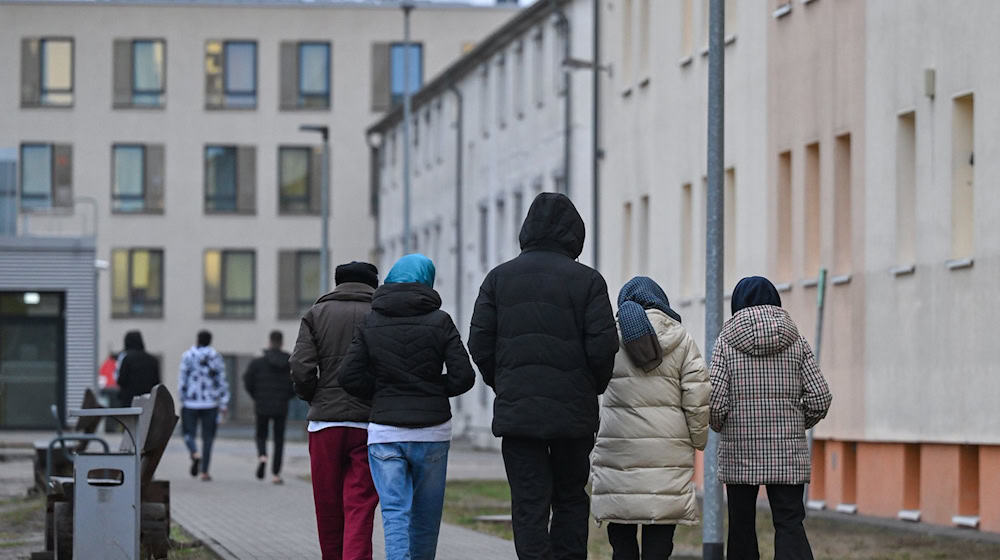 Nach der Erstaufnahme in Eisenhüttenstadt werden die nach Brandenburg gekommen Flüchtlinge auf die Kommunen verteilt. (Archivbild) / Foto: Patrick Pleul/dpa