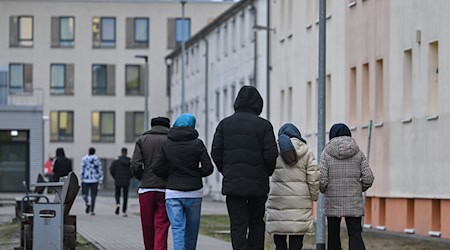 Nach der Erstaufnahme in Eisenhüttenstadt werden die nach Brandenburg gekommen Flüchtlinge auf die Kommunen verteilt. (Archivbild) / Foto: Patrick Pleul/dpa