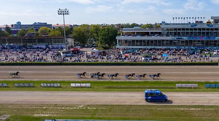 Beim 129. Traber-Derby siegte Mitfavoritin Nortolanda. / Foto: Christophe Gateau/dpa