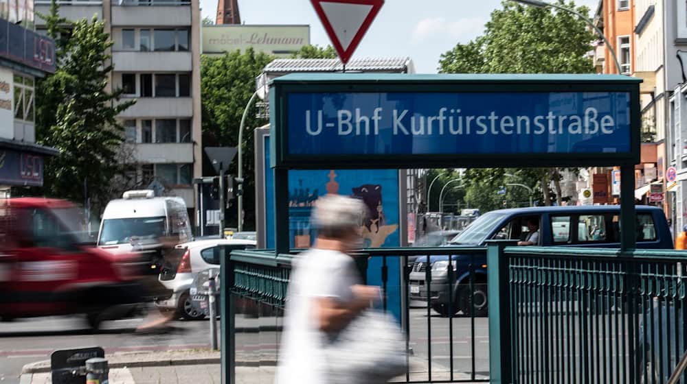 Die Kinder wollten sich auf eine Bank setzen und wurden von einem Mann beleidigt. (Archivbild) / Foto: Paul Zinken/dpa