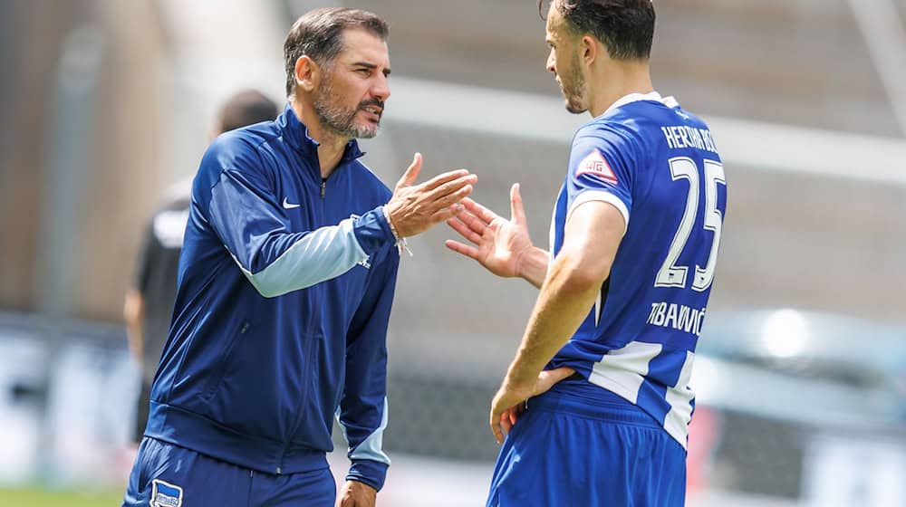 Hertha-Trainer Cristian Fiél (l) will mit seinen Spielern viel reden.  / Foto: Andreas Gora/dpa