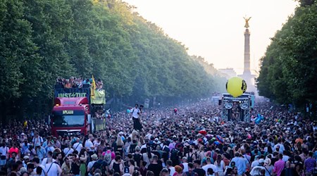 Die Technoparade «Rave The Planet» soll auch 2025 durch Brelin ziehen. (Archivbild)   / Foto: Christoph Soeder/dpa