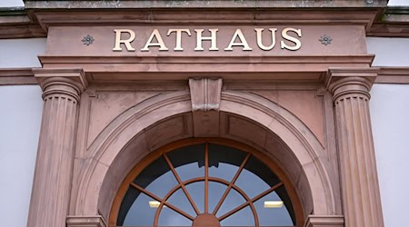 Das Netzwerk junger Bürgermeisterinnen und Bürgermeister beklagt eine zunehmende Belastung im Amt. Dennoch hätten viele Rathauschefs die Lust auf Lokalpolitik nicht verloren. (Symbolbild) / Foto: Uwe Anspach/dpa