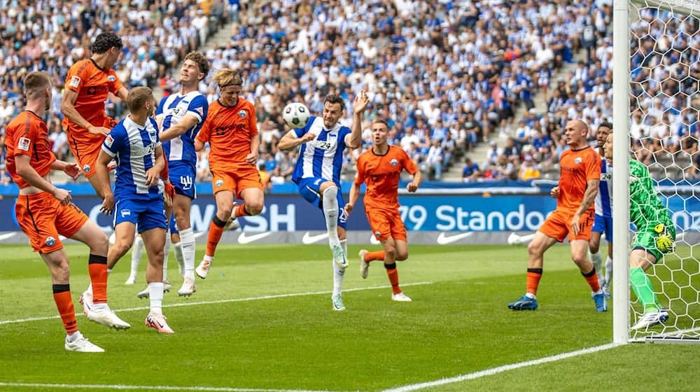 Felix Götze köpft das 1:0 für Paderborn.  / Foto: Andreas Gora/dpa