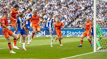 Felix Götze köpft das 1:0 für Paderborn.  / Foto: Andreas Gora/dpa