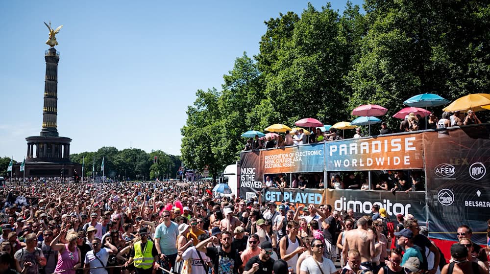 Tausende Menschen feierten im vergangenen Jahr bei «Rave the Planet» in Berlin. / Foto: Fabian Sommer/dpa